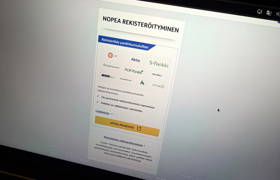 Nykyään nettikasinot voivat tarjota pikana pelaamista, jossa tunnistaudutaan vahvalla rekisteröitymisellä, tai vaihtoehtoisesti perinteistä sähköpostin ja salasanan yhdistelmää. Kuvassa on Kolikkopelit.com-kasino, jossa on käytössä molemmat. Kasino tarjoaa suomalaisia pankkeja tunnistautumiseen.