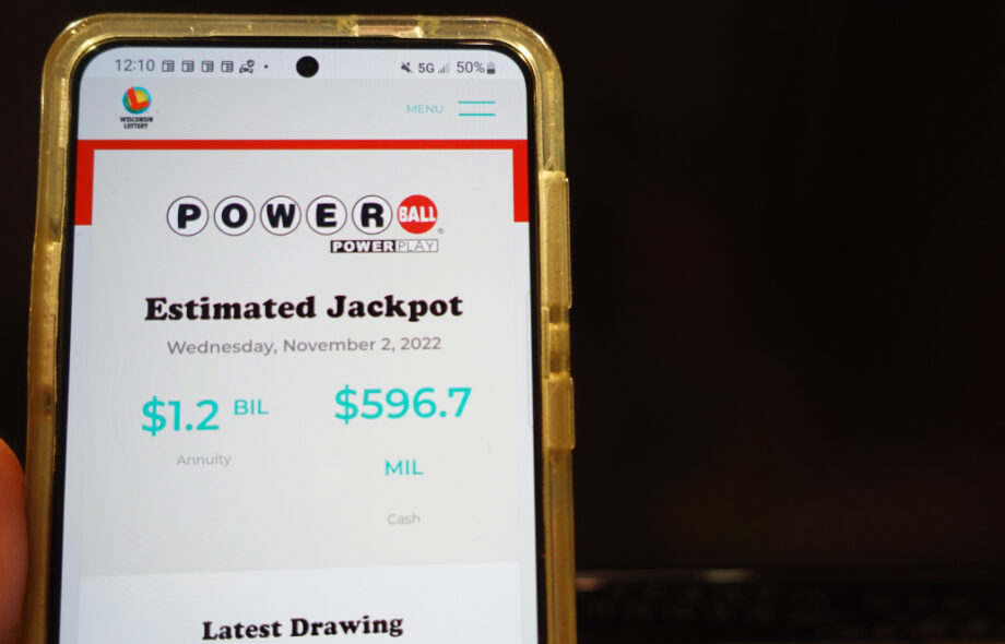 Puhelimessa Powerballin päävoitto, Powerball on amerikkalainen arpajaispeli, lähikuva, valikoiva tarkennus, miljardin dollarin päävoitto.