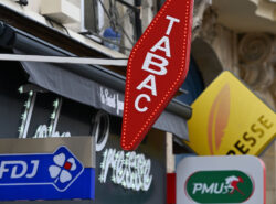 Ranskalaisten rahapelien ja palveluiden kylttejä, kuten PMU, FDJ ja Tabac, Caenin keskustassa