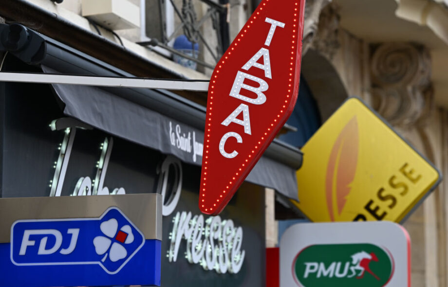Ranskalaisten rahapelien ja palveluiden kylttejä, kuten PMU, FDJ ja Tabac, Caenin keskustassa