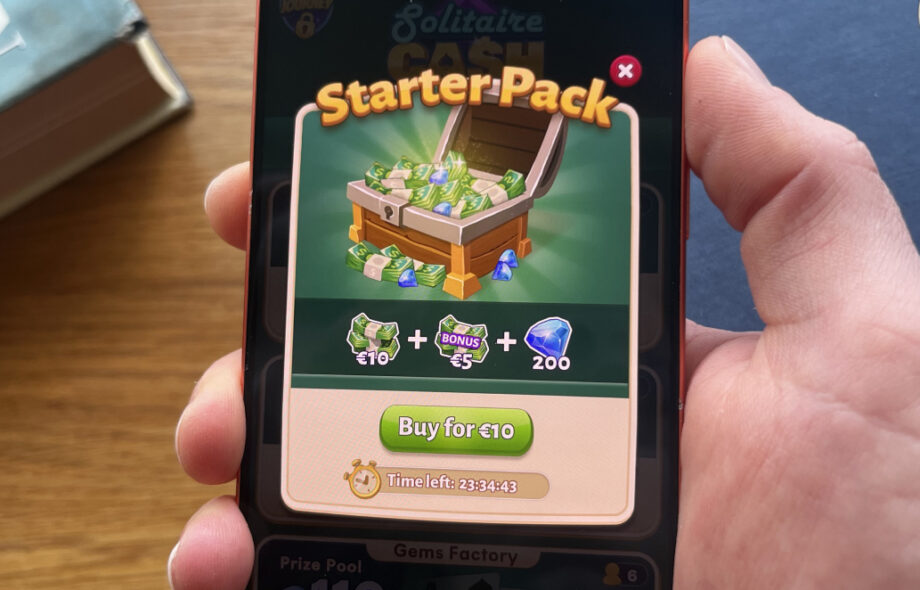 Solitaire Cash tarjoaa ostettavaksi aloituspakkausta millä saa peliin rahaa.