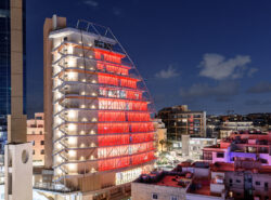 Tipico torni yhtiön brändiväreissä Maltalla.