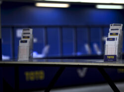 Tyhjänä oleva Veikkauksen Toto-myyntihalli.