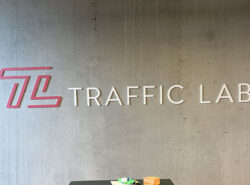 Traffic Labin logo seinässä.