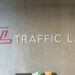 Traffic Labin logo seinässä.