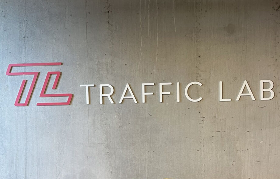 Traffic Labin logo seinässä.