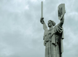 Äiti synnyinmaa -patsas Kiovassa pilvistä taustaa vasten kuvastaen suojelijaa.