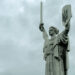 Äiti synnyinmaa -patsas Kiovassa pilvistä taustaa vasten kuvastaen suojelijaa.