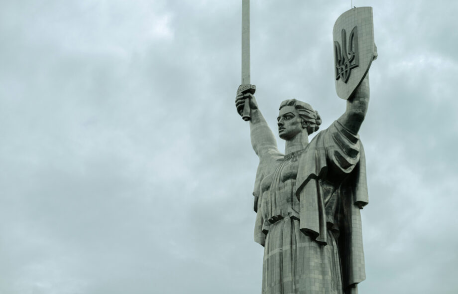 Äiti synnyinmaa -patsas Kiovassa pilvistä taustaa vasten kuvastaen suojelijaa.