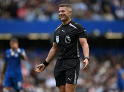 Ottelun erotuomari Robert Jones antaa merkin Premier League -ottelussa Chelsean ja Fulhamin välillä Stamford Bridgellä 30. elokuuta 2025 Lontoossa, Englannissa.