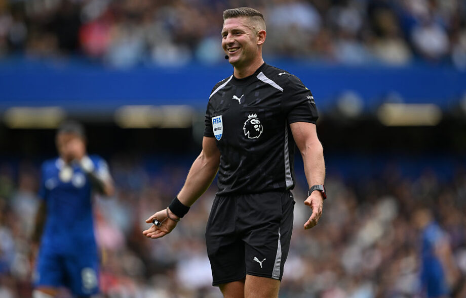 Ottelun erotuomari Robert Jones antaa merkin Premier League -ottelussa Chelsean ja Fulhamin välillä Stamford Bridgellä 30. elokuuta 2025 Lontoossa, Englannissa.