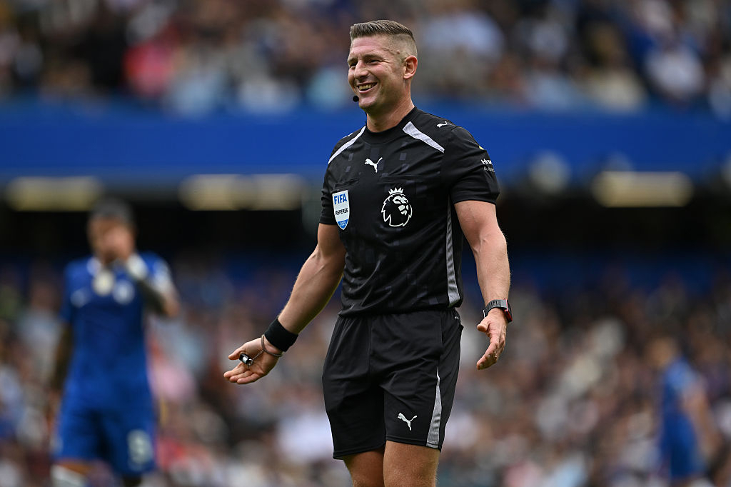 Ottelun erotuomari Robert Jones antaa merkin Premier League -ottelussa Chelsean ja Fulhamin välillä Stamford Bridgellä 30. elokuuta 2025 Lontoossa, Englannissa.