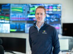 Vegar Strand Norsk Tipping paita päällä yhtiön toimistolla.