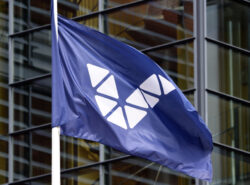 Veikkauksen lippu liehuu yhtiön pääkonttorin edessä Pohjois Haagassa.