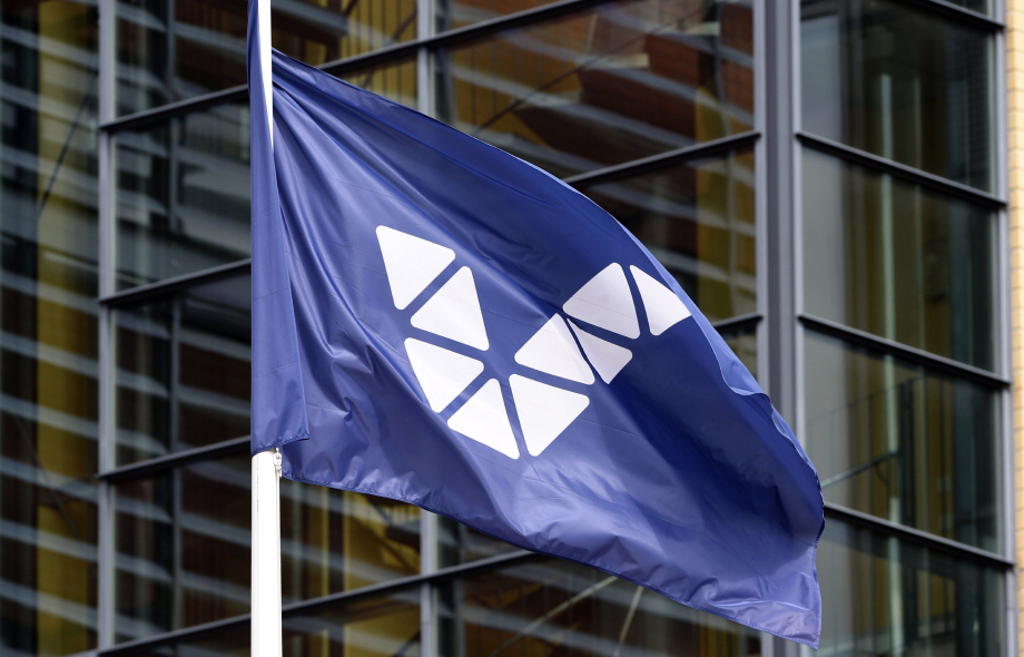 Veikkauksen lippu liehuu yhtiön pääkonttorin edessä Pohjois Haagassa.