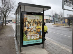 Veikkauksen mainos bussipysäkillä Turussa.
