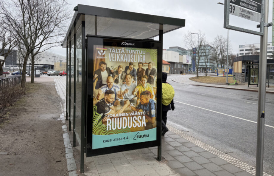Veikkauksen mainos bussipysäkillä Turussa.
