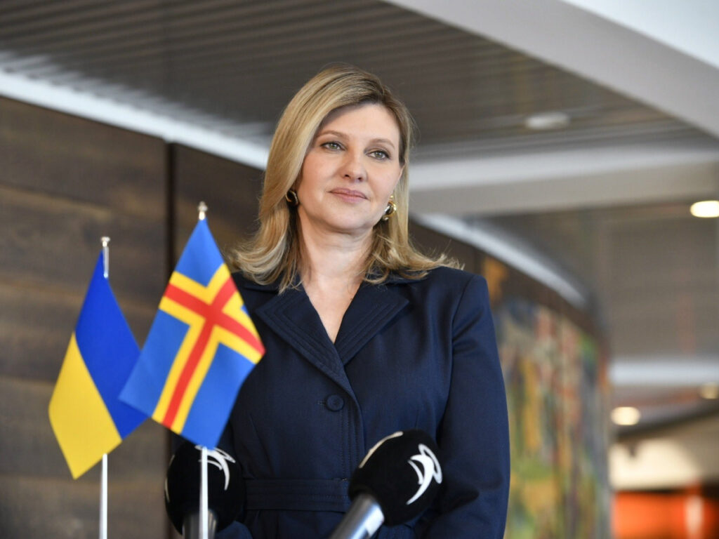 Olena Zelenska edessään Ukrainan ja Ahvenanmaan lippu.