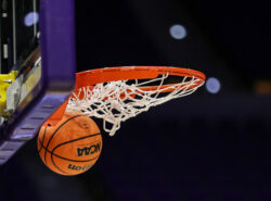 Pallo menee koriin lämmittelyjen aikana ennen NCAA:n naisten March Madness -turnauksen toisen kierroksen otteluita.