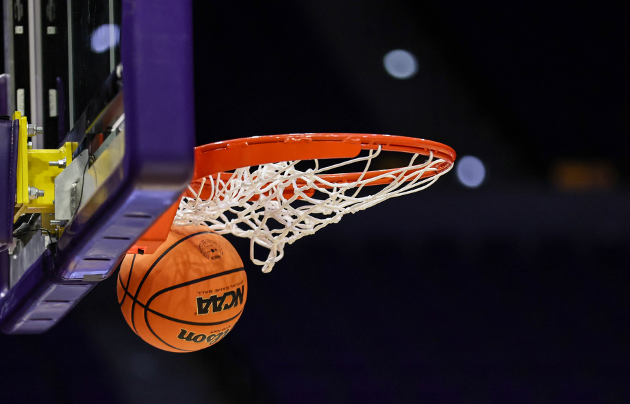 Pallo menee koriin lämmittelyjen aikana ennen NCAA:n naisten March Madness -turnauksen toisen kierroksen otteluita.