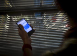 Mies kirjautuu puhelimella Twitteriin.