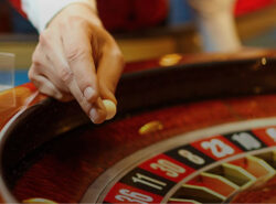 Jakaja laittamassa rulettipallon pyörimään.