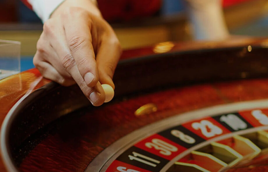 Jakaja laittamassa rulettipallon pyörimään.