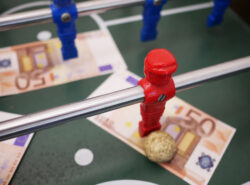 Euroja Fussball-pöydällä.