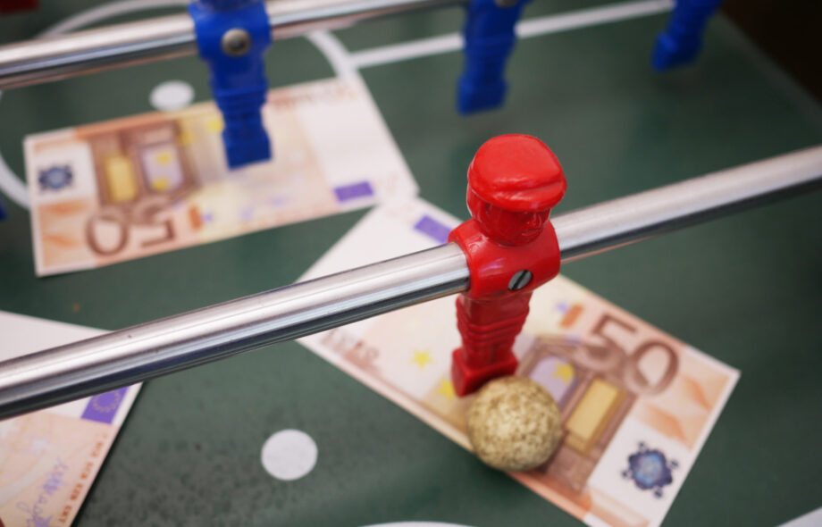 Euroja Fussball-pöydällä.