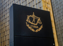 Euroopan unionin tuomioistuimen logo ja ylvästä rakennusta Luxemburgissa.