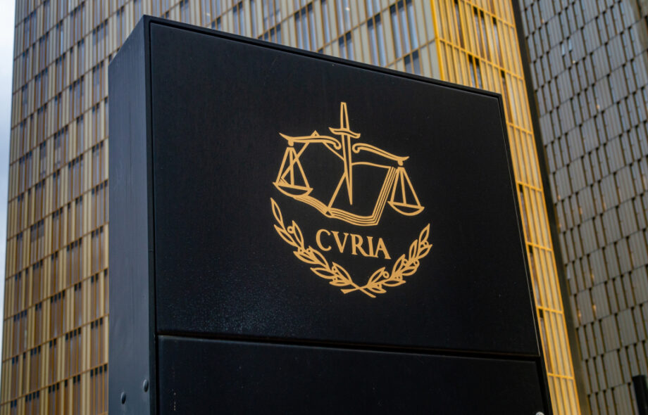 Euroopan unionin tuomioistuimen logo ja ylvästä rakennusta Luxemburgissa.