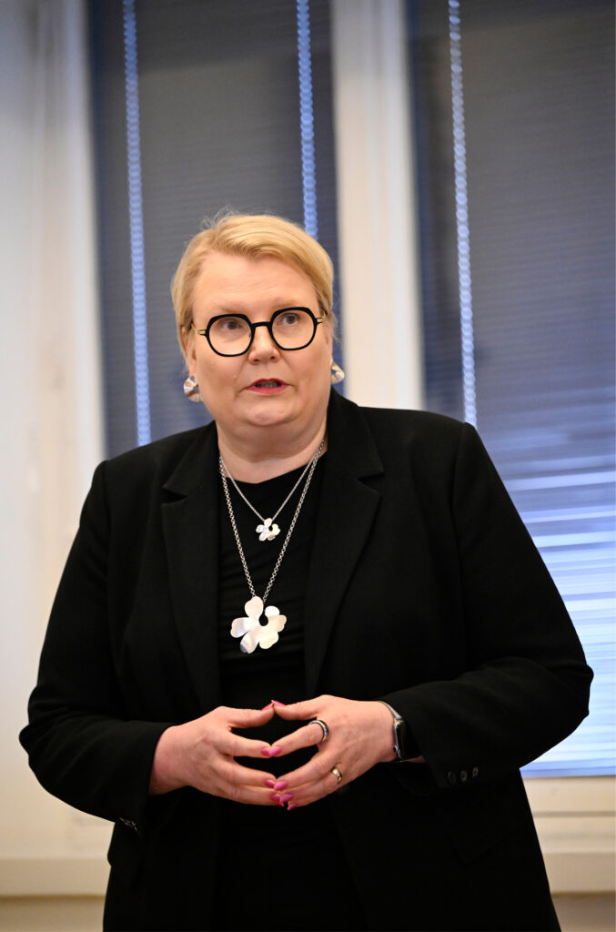 Maija Strandberg puhumassa tiedotustilaisuudessa.