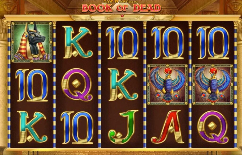 Kuvassa näkyy suositun Book of Dead pelin symboleja. Satunnaislukugeneraattori määrittelee lopputuloksen. Kuvassa Reactoonz 100 pelin ilmaiskierrokset meneillään, taustalla järjestelmä joka määrittää lopputuloksen.Rahapelisanomat 