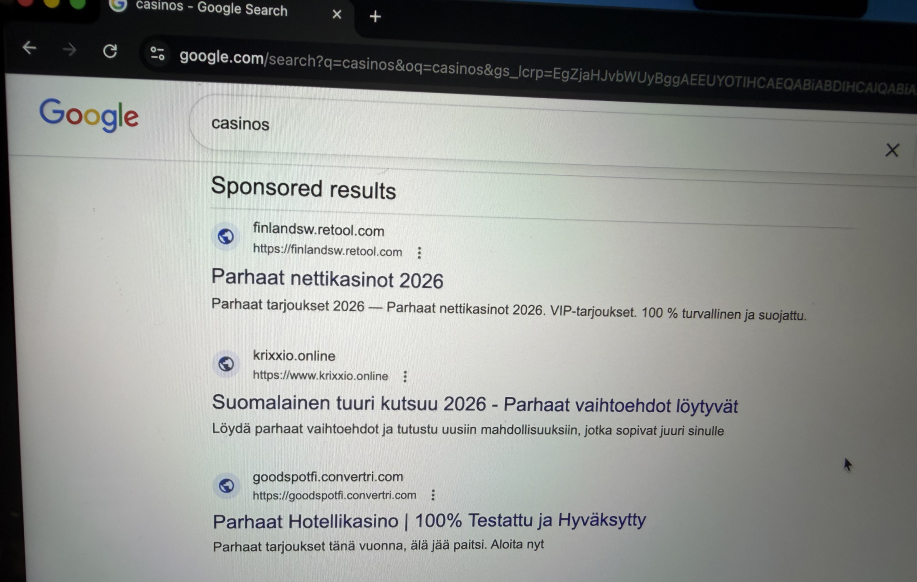 Google "Casinos" haussa käyttäjälle näytetään suomenkielisiä nettikasinomainoksia missä viitataan vuoteen 2026. Mainosten kohdeosoitteet näyttävät epäilyttäviltä, kuten kirxxio.online.