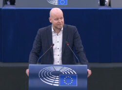 Jussi Saramo EU-rahapeliveron käsittelyssä.