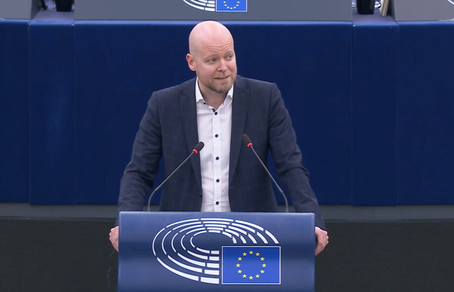 Jussi Saramo EU-rahapeliveron käsittelyssä.
