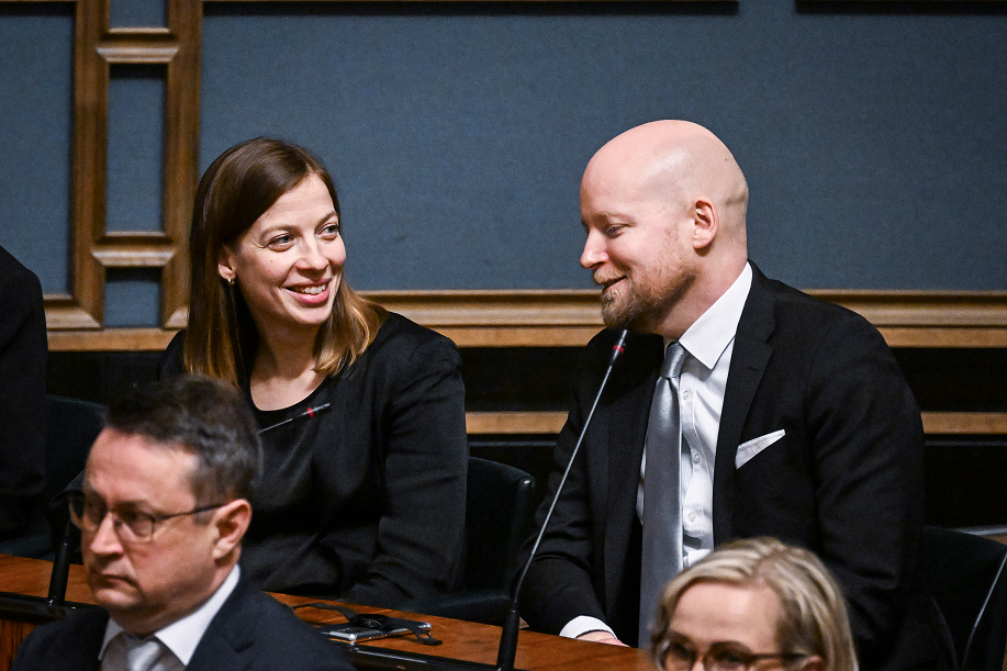 Li Andersson nauraa Jussi Saramon kanssa Eduskunnassa.