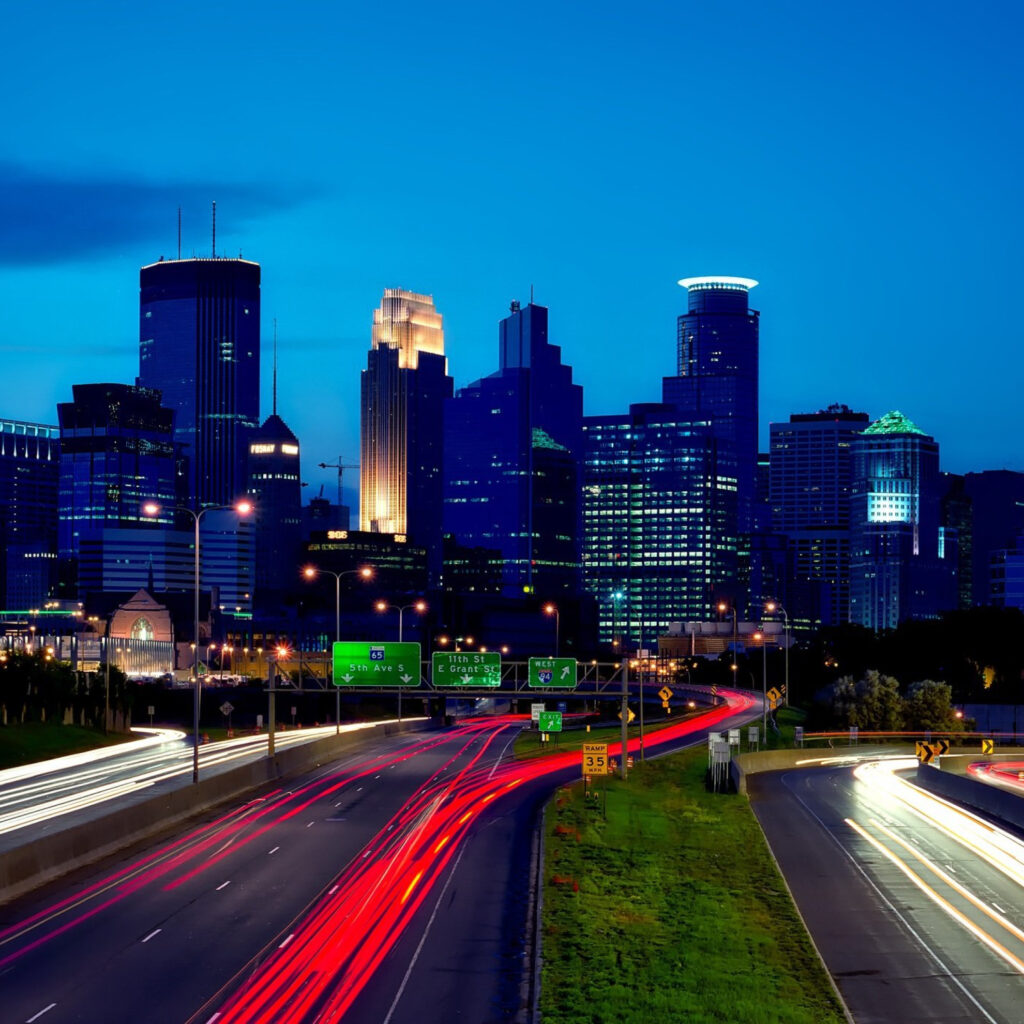 Minneapolis kaupungin siluetti. Etualalla moottoritie.