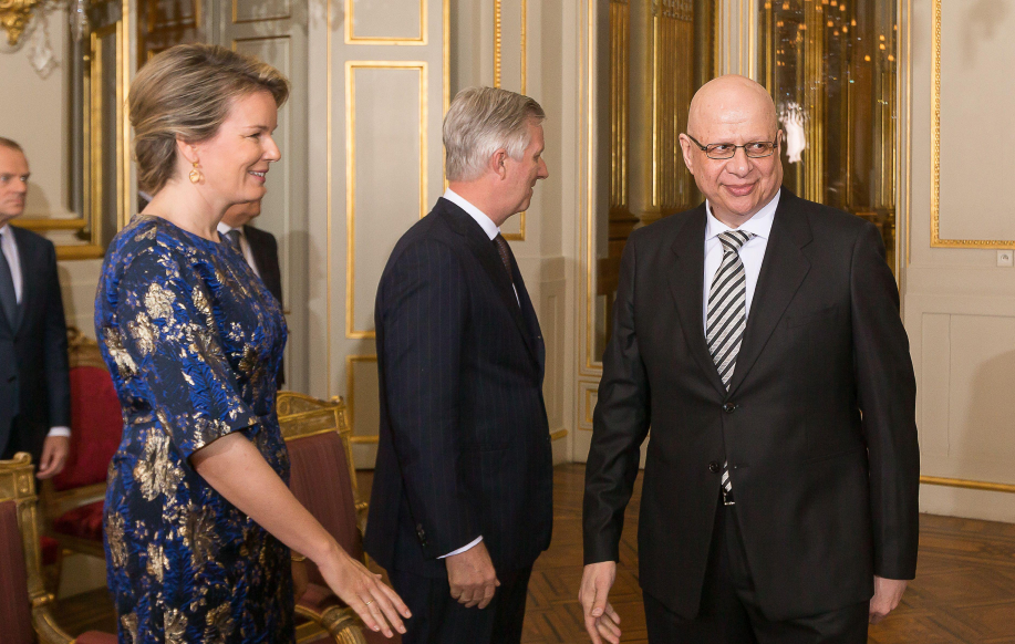 Nicholas Emiliou vierellään Belgian kuninkaallinen pariskunta.