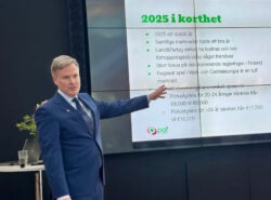 Tyylikkäästi ja ammattimaisesti pukeutunut Christer Fahlstedt esittelee Pafin 2025 tuloksia yhtiön pääkonttorilla televisioruuduilta.