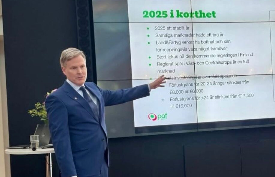 Tyylikkäästi ja ammattimaisesti pukeutunut Christer Fahlstedt esittelee Pafin 2025 tuloksia yhtiön pääkonttorilla televisioruuduilta.