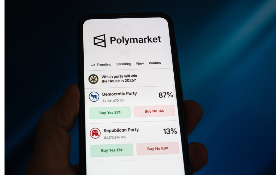Polymarket puhelimen ruudulla.Käyttäjällä avoinna "Which party will win the House in 2026?" Demokraateilla 87% todennäköisyys ja Rebublikaaneilla 13%. Kuvan päivämäärä 10. huhtikuuta 2026.