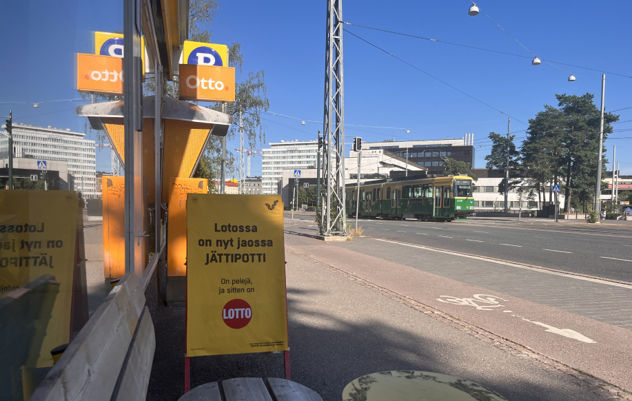Kuvassa Lotto-pelin mainos R-kioskin edustalla Helsingin Meilahdessa.