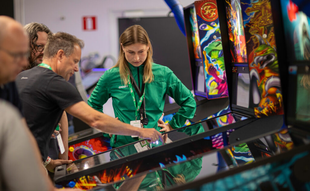 Paf työntekijät hommissa Pinball-koneiden ympärillä.