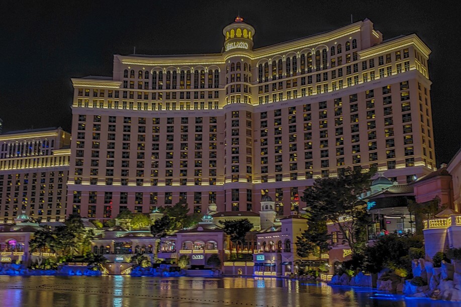 Bellagio Hotel and Casino Las Vegas Stripillä iltavalaistuksessa