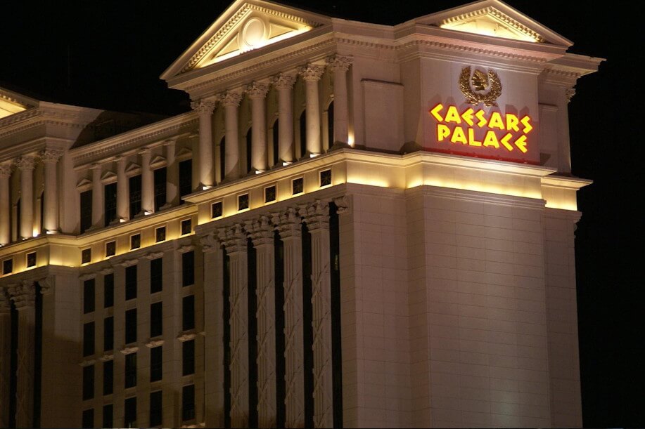 Caesars Palace Las Vegas Stripillä iltavalaistuksessa