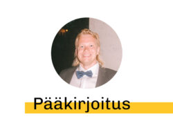 Rahapelisanomien Aleksi Virtanen sinisessä rusetissa ja mustassa puvussa. Takatukka. Alapuolella teksti "Pääkirjoitus".