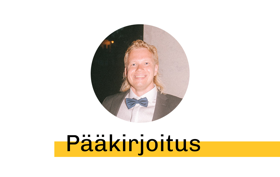 Rahapelisanomien Aleksi Virtanen sinisessä rusetissa ja mustassa puvussa. Takatukka. Alapuolella teksti "Pääkirjoitus".