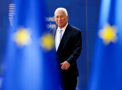 Antonio Costa Euroopan Unioni -lippujen takana.