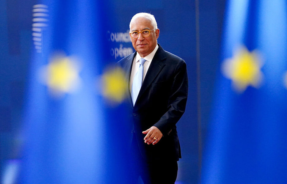 Antonio Costa Euroopan Unioni -lippujen takana.